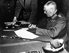 Field Marshal Wilhelm Keitel signe la reddition sans condition de l'Allemagne (9 mai 1945)