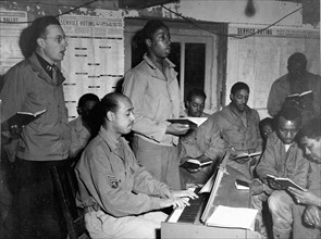 Des soldats noirs américains chantent (France, 6 novembre 1944)