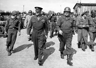Le général Eisenhower en tournée d'inspection à Orhdruf le 12 avril 1945.