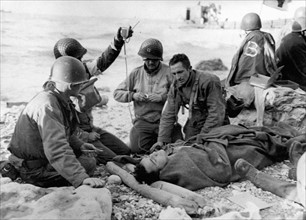 Administration de plasma sanguin à un survivant d'une péniche de débarquement coulée (Normandie, 12 juin 1944)