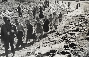 Des civils allemands de Namering regardent les corps des déportés assassinés (Mai 1945)