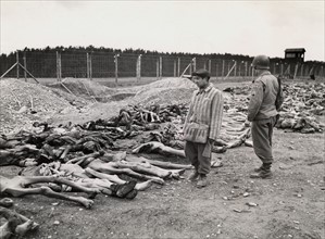Les victimes de la torture allemande attendent la mise à la terre (Landsberg, le 1er mai 1945).