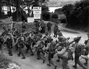 Des GI portant le matériel se dirigent vers les péniches de débarquement (Grande-Bretagne, 3 juin 1944)
