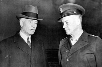 Cordell Hull et le général Eisenhower en Afrique du Nord (11 novembre 1943)