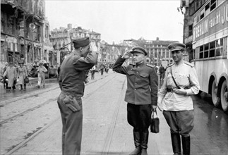 Des officiers soviétiques accueillent un soldat américain à Berlin. (Allemagne, 2 juillet 1945)