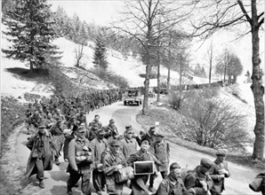 Flot de prisonniers allemands capturés dans la redoute autrichienne (Auland - 2 mai 1945)