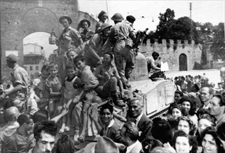 Florence fait la fête aux soldats alliés. (Iltalie, 6 août 1944)