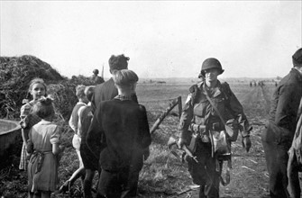 Dutch greet first U.S Airborne troops (September 17,1944)