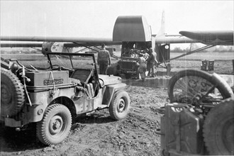 Aéroportage d'une jeep pour le débarquement en Hollande. (17 septembre 1944)