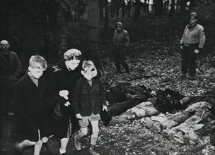 Les américains forcent les civils allemands à exhumer les corps des victimes d'atrocités. (Suttrop, mai 1945)