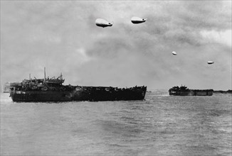 Des péniches de débarquement alliées approchent des côtes de Normandie (France, 9 juin 1944).