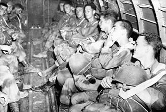 Parachutistes américains peu avant leur largage dans le Sud de la France (15 août 1944)