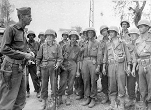 Lt-General Mark Clark félicite des troupes américaines en Italie le 6 octobre 1943.
