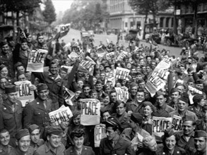 A Paris, les troupes américaines celèbrent la reddition japonaise (August 15,1945)
