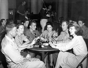 A Nice, GI et femmes de l'armée américaine prennent un Coca à Nice (7 août 1945)