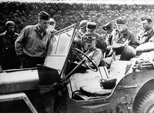Le général français Leclerc en route vers Paris en août 1944