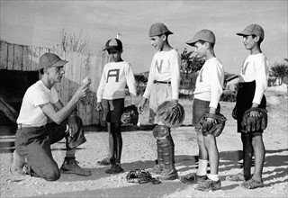 A Marseille (France), un soldat américain donne une leçon de baseball à des enfants (16 juillet 1945)