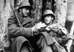 Un "GI" et un "Poilu" partagent un morceau de pain lors de la jonction à la poche de Colmar (février 1945)