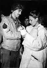 Dinah Shore divertit les troupes américaines (France 1944)