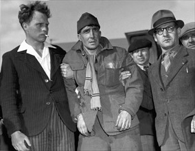 Des avions américains ramènent les prisonniers libérés (France, 23 avril 1945)