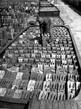 Des milliers de jerrycans à Sandhofen (Allemagne) 1945.