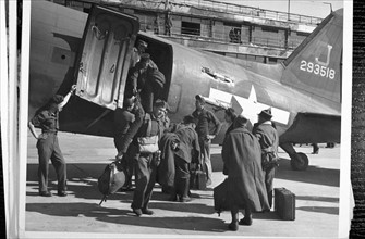 Les avions américains ramènent en France les prisonniers français (Le Bourget (France) 19 avril 1945)