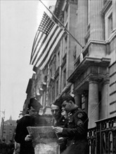 U.S troops in London (England) mourn death of President F.D Roosevelt(April 1945)