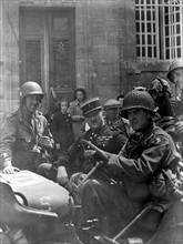 Parachutistes américains et policier français en Normandie (juin 1944).