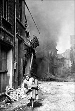 Une allemande fuit une zone incendiée de Siegburg (1945)