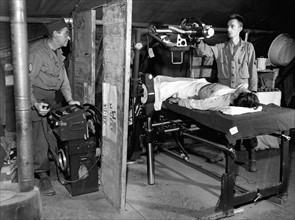 Unité de radiographie portable utilisée par l'armée US en France, 7 novembre 1944.