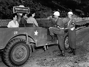Deux membres du Corps d'armée de femmes (WAC) et deux policiers militaires conversent près de la frontière de Monaco  (30 juin 1945)