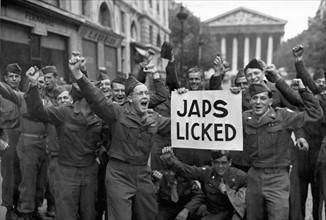 U.S troops in Paris celebrate Japan's surrender (August 1O,1945)