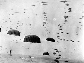 Allied paratroopers float down on Holland (September 17-18,1944)