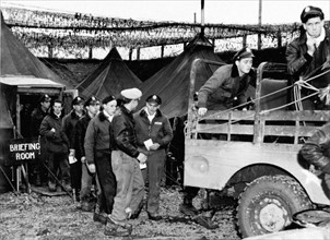 Pilotes de la 9e armée de l'air américaine sortant de la tente d'instructions de leur base en Belgique (19 décembre 1944).