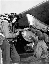 Un pilote américain examine une bombe de 225 kg (9e US Air Force, janvier 1945).