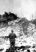 U.S troops capture Hitler's Berchtesgaden retreat in flammes (May 4,1945)