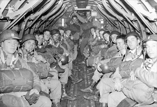 Parachutistes américains avant leur envol vers le débarquement (6 juin 1944)