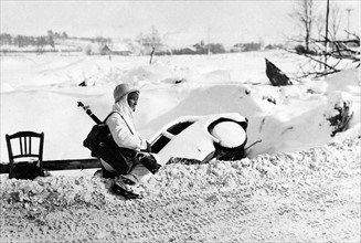 Un sergent d'infanterie US en combinaison de protection contre la neige à St-Vith (Belgique) (Janvier 1945).