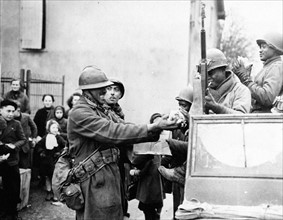 Echange de bonbons entre troupes américaines et françaises (Rouffach, France, 5 février 1945).