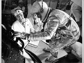 L'astronaute L. Gordon Cooper monte dans Mercury (May 15,1963)