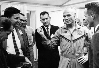 L'Astronaute John H.Glenn Jr après le vol en orbite autour du monde (22 février 1962)