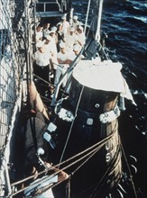 La capsule Mercury "Friendship 7" hissée dans le navire de récupération. (20 février 1962)