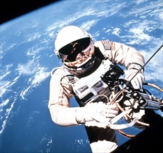 L'astronaute Edward White en activité extravéhiculaire pendant la mission Gemini 4 (3 juin 1965)