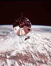 Le module de commande d'Apollo 9 en orbite autour de la terre (7 mars 1969).