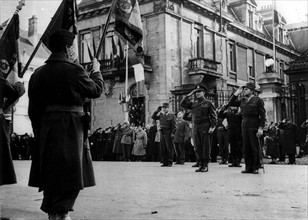 Généraux Alliés saluant les couleurs nationales à  Belfort (France) novembre 1944.