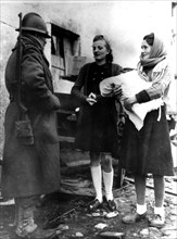 Réfugiées françaises en conversation avec un soldat français, Est de la France (Octobre-Novembre 1944)