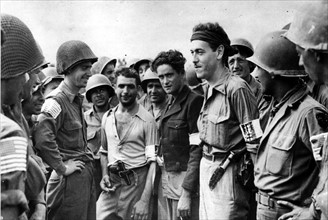 Les Forces françaises de l'intérieur fraternisent avec les troupes américaines dans le Sud de la France (août 1944)