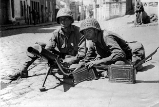 Soldats américains guettant les tireurs à Angers (France),  été 1944.
