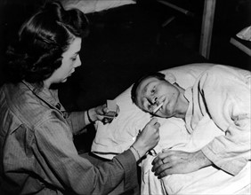 Infirmière de l'armée américaine dans une antenne chirurgicale en France. (eté 1944).