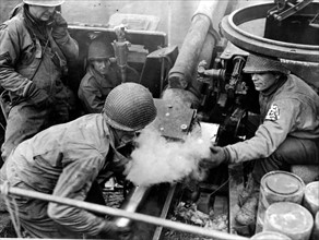 U.S gun crew battles German in Luxemburg (Fall 1944)